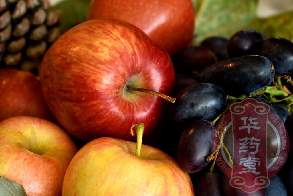 秋季进补忌讳-辛辣、燥热的食物，葡萄、苹果水分多可多吃（图片来源 pixabay）